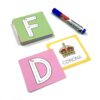 Conjunto de tarjetas borrables sobre fondo blanco mostrando las letras F y D con guias de trazo, la palabra corona ilustrada y un marcador borrable.