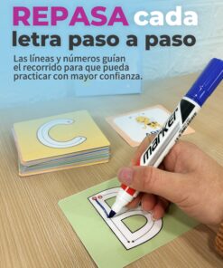 Mano utilizando un marcador borrable para repasar la letra B siguiendo las flechas y guía en una tarjeta educativa verde.