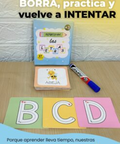 Caja del juego repasemos las letras junto a un marcador borrable azul y varias tarjetas con letras en trazo punteado como B, C y D.