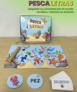 Juego de mesa didáctico Pescaletras en su caja decorada con el tema marino, acompañado del tablero, caña de pescar, tarjetas de adivinanzas