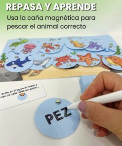 Mano utilizando un marcador borrable para repasar las letras de la palabra Pez en una ficha circular del juego didáctico Pescaletras.