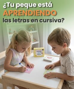 Una niña y un niño sentados en una mesa pequeña practicando el trazo de letras en cursiva sobre tarjetas borrables de colores.