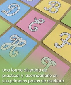 Conjunto de tarjetas de colores con letras en cursiva mayúscula como la B, D, E, F y H con líneas punteadas y números de dirección de trazo.
