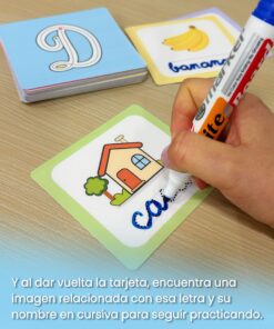 Mano escribiendo con marcador borrable la palabra casa en letra cursiva punteada sobre una tarjeta ilustrada con una casa.