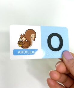 Primer plano de una ficha del dominó Domizoo con la ilustración de una ardilla y la letra O sobre fondo claro.
