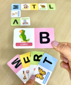 Personas sosteniendo en la mano un abanico de fichas de colores del juego infantil Domizoo.