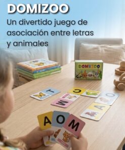 Niña sosteniendo fichas del juego Domizoo en una mesa de madera con el texto Un divertido juego de asociación entre letras y animales.