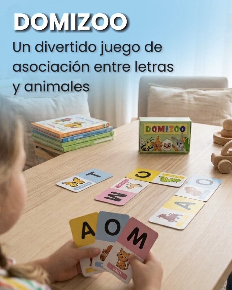 Niña sosteniendo fichas del juego Domizoo en una mesa de madera con el texto Un divertido juego de asociación entre letras y animales.