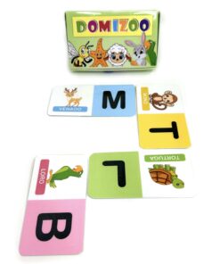 Caja del juego Domizoo junto a fichas de dominó infantil con ilustraciones de animales y letras iniciales.