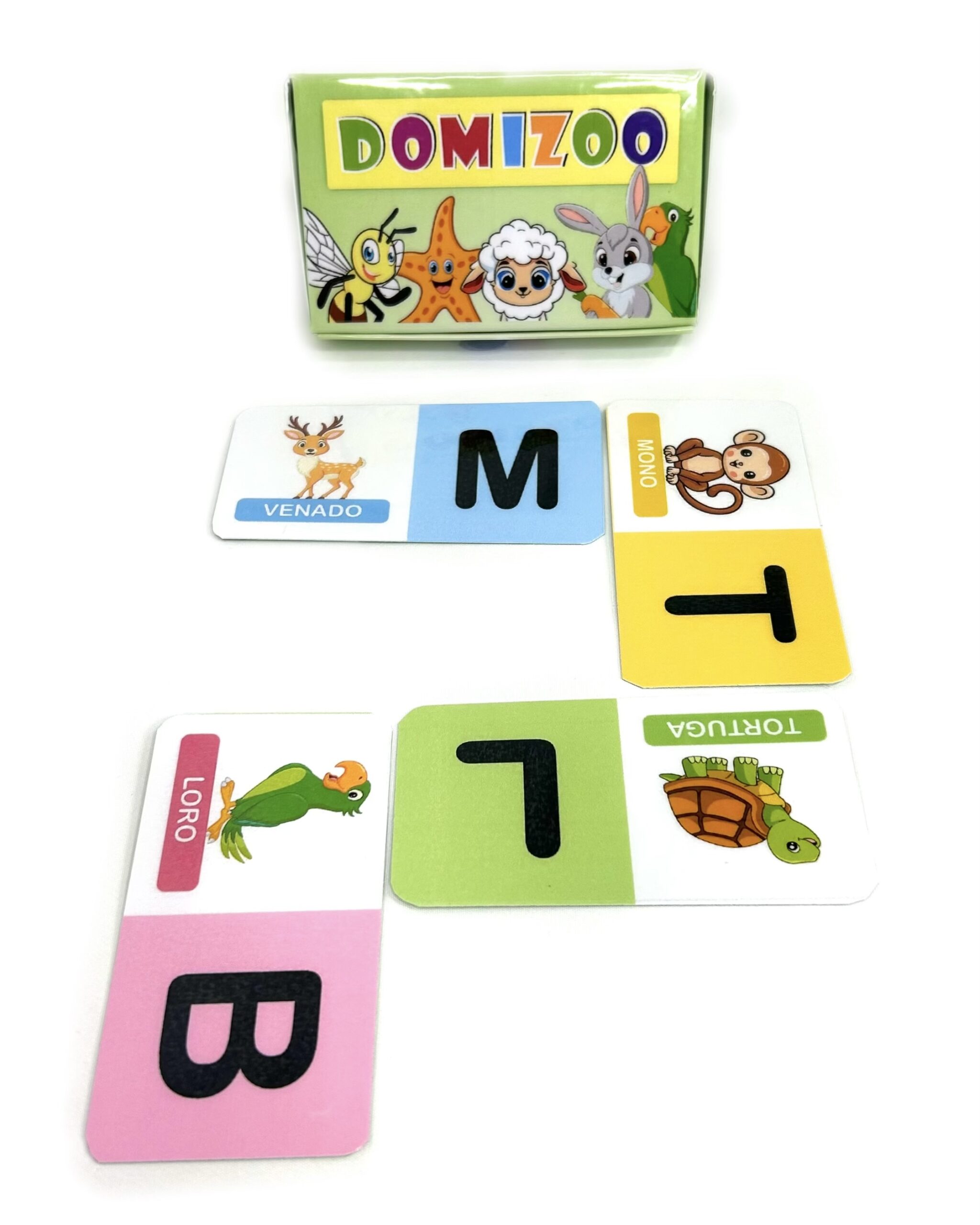 Caja del juego Domizoo junto a fichas de dominó infantil con ilustraciones de animales y letras iniciales.