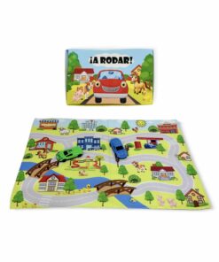 Caja del juego A Rodar junto a un tapiz de tela desplegado con diseño de ciudad, calles, puentes y dos autitos de juguete.