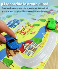 Mano moviendo un autito azul de juguete sobre el puente de un tapiz interactivo de tela con ilustración de río y escuela.