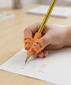 Postura correcta de la mano escribiendo letras en una hoja de papel usando un adaptador ergonómico de silicona.