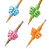 Set de cuatro adaptadores ergonómicos de silicona para lápiz en colores celeste, verde, rosa y naranja.