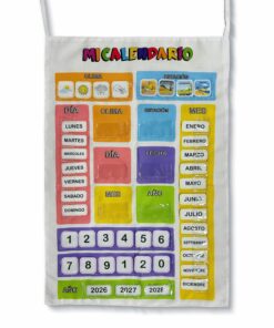 calendario didáctico infantil colgante de tela incluye tarjetas ilustrativas y coloridas de clima, estaciones, días de la semana, números, meses y años, colocado sobre fondo blanco.