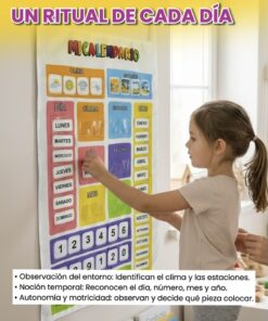 Niña pequeña cambiando una tarjeta en el calendario de tela junto a puntos clave sobre observación del entorno, noción temporal y motricidad.