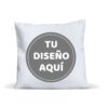 Almohadón blanco personalizado con tu diseño, sobre un fondo blanco.