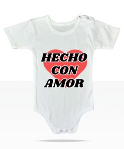 Body blanco para bebé con estampado central de un corazón rojo y el texto Hecho con Amor.