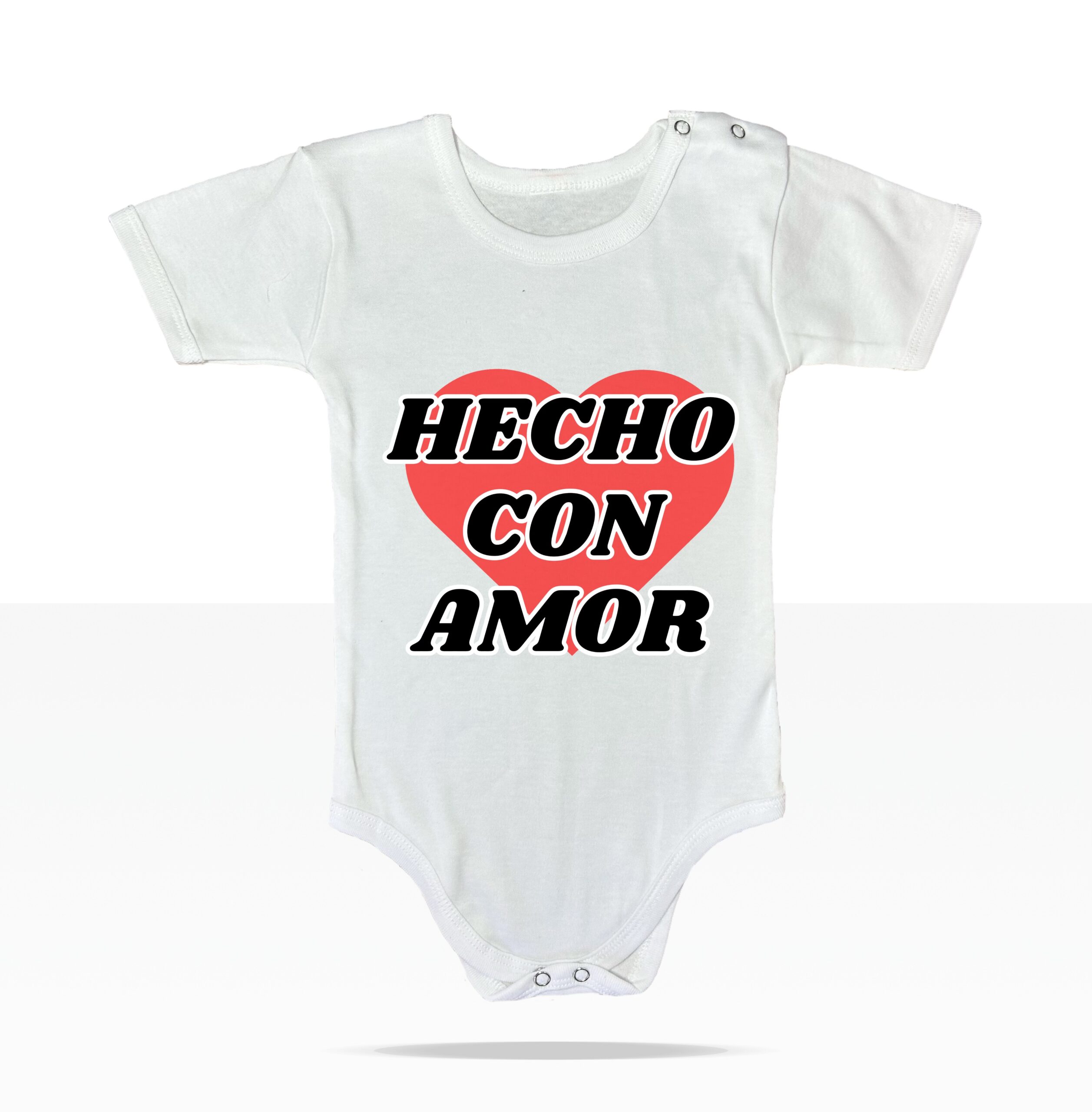 Body blanco para bebé con estampado central de un corazón rojo y el texto Hecho con Amor.