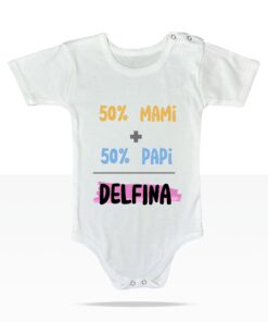 Body blanco para bebé estampado con la frase 50% Mami 50% Papi y el nombre personalizado Delfina.