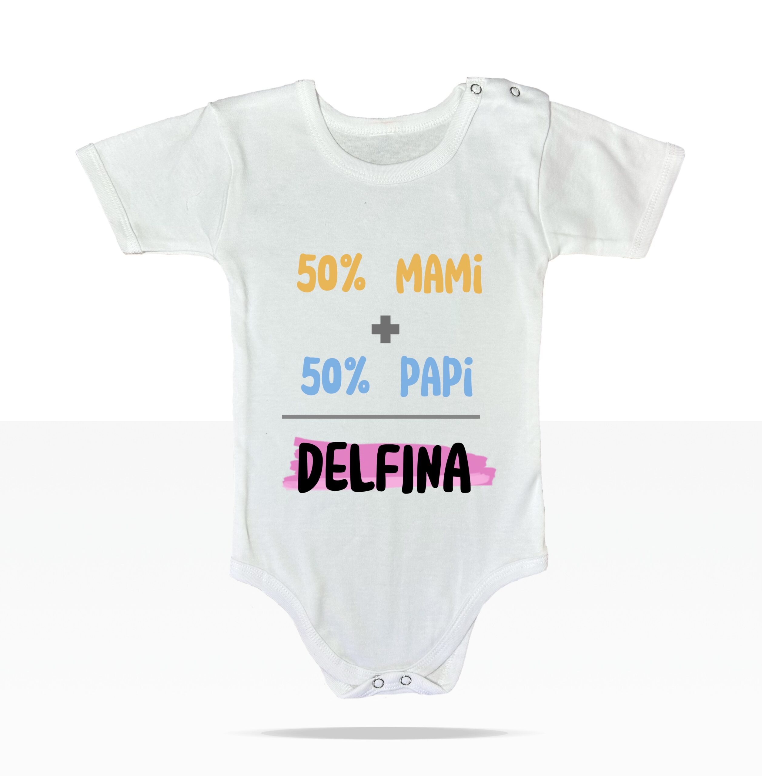 Body blanco para bebé estampado con la frase 50% Mami 50% Papi y el nombre personalizado Delfina.