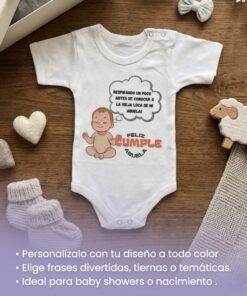 Body para bebé estampado en plano cenital sobre mesa de madera rodeado de patucos y accesorios tejidos para regalo.