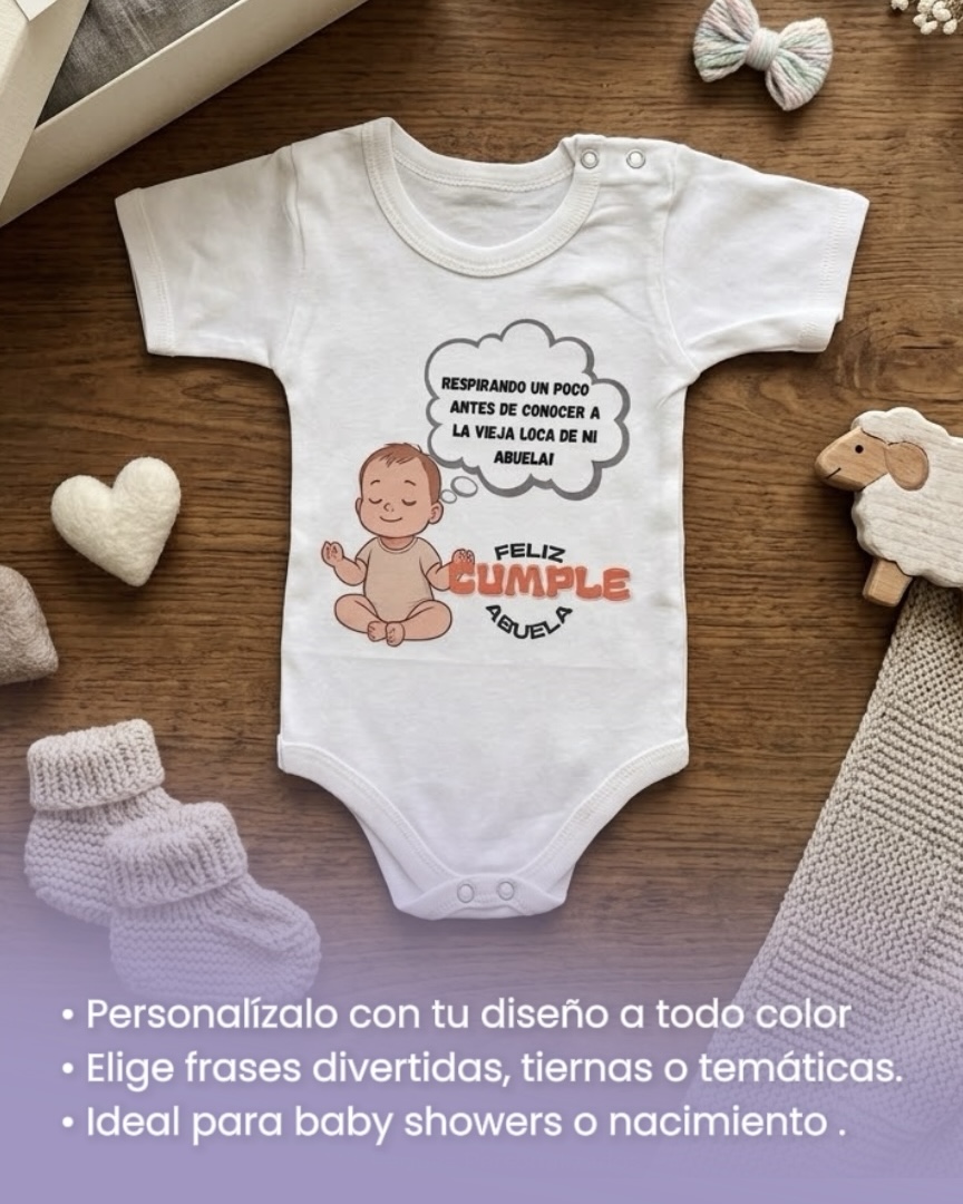 Body para bebé estampado en plano cenital sobre mesa de madera rodeado de patucos y accesorios tejidos para regalo.