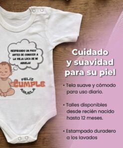 Primer plano de body de bebé estampado en tela suave sobre fondo de madera con lista de características del producto.