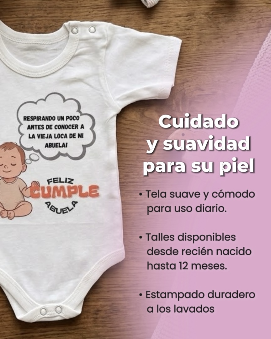 Primer plano de body de bebé estampado en tela suave sobre fondo de madera con lista de características del producto.
