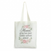 Bolsa de tela estilo totebag de color crema con fondo blanco para portada de tienda online. El producto está personalizado mediante sublimación con una frase dedicada a mama y detalles de flores rosas y blancas de estilo acuarela.
