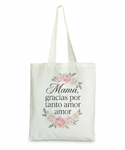 Bolsa de tela estilo totebag de color crema con fondo blanco para portada de tienda online. El producto está personalizado mediante sublimación con una frase dedicada a mama y detalles de flores rosas y blancas de estilo acuarela.