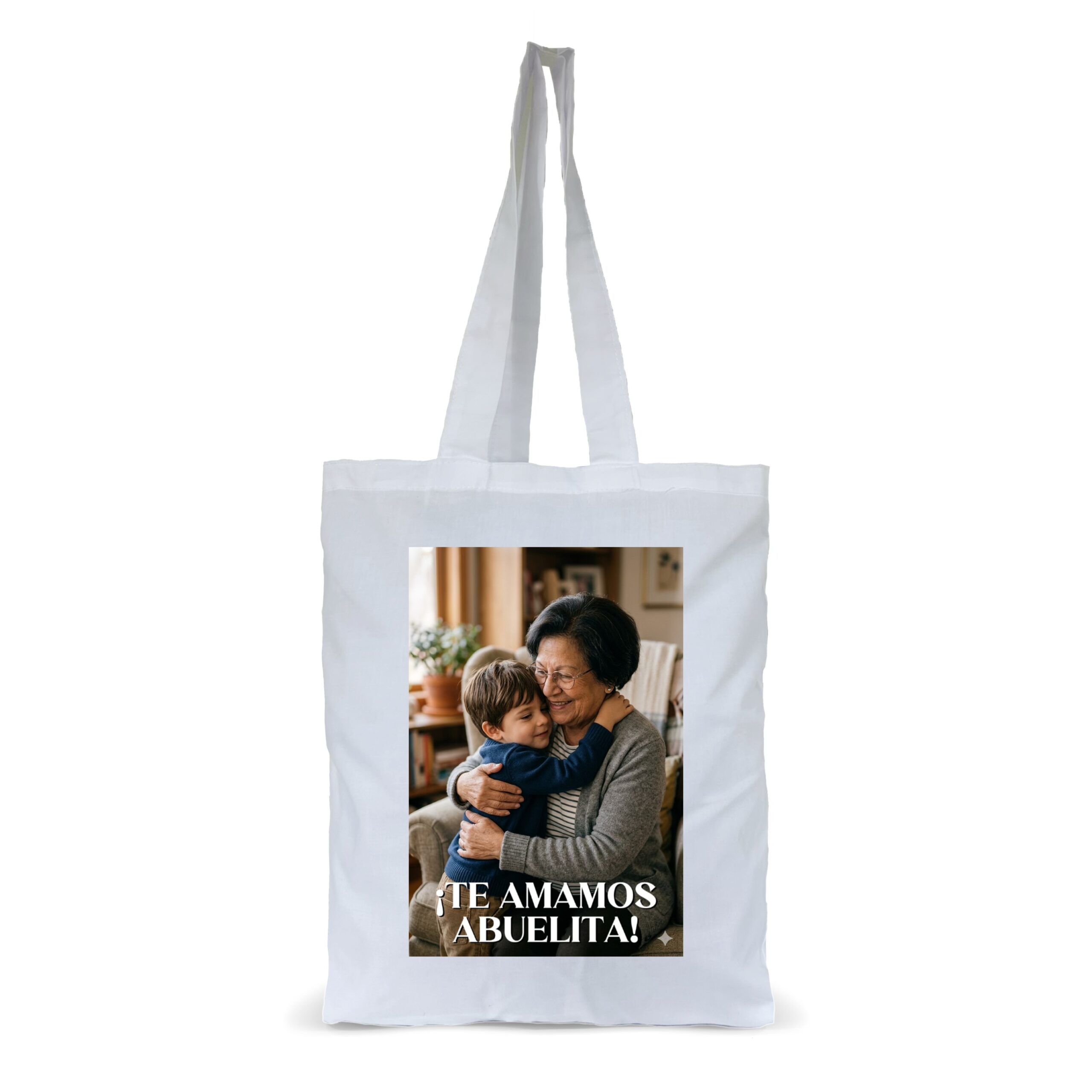 Bolsa de tela estilo totebag de color blanco personalizada con una fotografía impresa en alta calidad de un niño abrazando a su abuela y el texto inferior Te amamos abuelita.