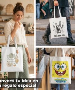 Collage de tres fotografías de estilo de vida que muestra diferentes opciones de personalización en bolsas de tela blancas. Se aprecian diseños con una frase motivacional, una ilustración de rock and roll y un estampado de bob esponja, y el texto inferior Convertí tu idea en un regalo especial.