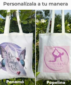 Imagen comparativa dividida en dos partes titulada Personalízalas a tu manera. Ala izquierda se muestra una bolsa de tela panamá con una ilustración y texto. A la derecha se observa una bolsa de tela Popelina con logo de un estudio de pilates, mostrando el acabado final en ambos materiales.