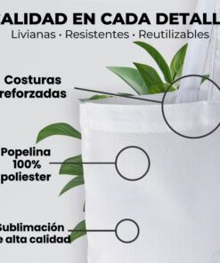 Acercamiento técnico de una bolsa totebag color blanco donde destacan sus caracyerísticas principales: costuras reforzadas, tela popelina cien por ciento poliéster y estampado mediante sublimación de alta calidad.