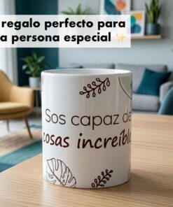 Taza con la frase "Sos capaz de cosas increíbles" apoyada sobre una mesa de madera en un living moderno.