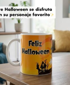 Taza de cerámica con la frase de Feliz Halloween con una casa embrujada, apoyada sobre una mesa de madera en una sala iluminada.