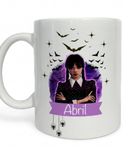 Taza personalizada con la ilustración de Merlina Addams con los brazos cruzados y el nombre personalizado.