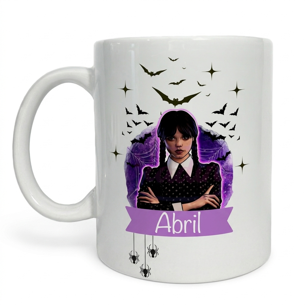 Taza personalizada con la ilustración de Merlina Addams con los brazos cruzados y el nombre personalizado.