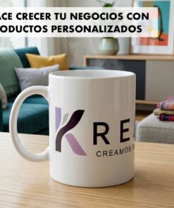 Taza blanca personalizada con un logotipo empresarial en tonos violetas, sobre una mesa de madera, con un living difuminado al fondo.