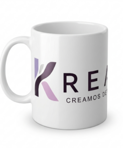 Taza de cerámica blanca sublimada con el logotipo de una empresa, sobre fondo blanco.