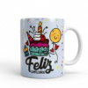taza de cerámica blanca sublimada con una ilustración colorida de torta de cumpleaños, globos y la frase Feliz Cumpleaños sobre fondo blanco.