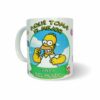 Taza de cerámica blanca con ilustración de Homero simpson y la frase Aquí toma el mejor papa del mundo sobre fondo blanco