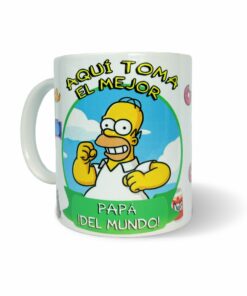 Taza de cerámica blanca con ilustración de Homero simpson y la frase Aquí toma el mejor papa del mundo sobre fondo blanco