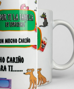 Composición en primer plano de una taza blanca que muestra ilustraciones de la familia Simpson, mascotas y frase de cariño