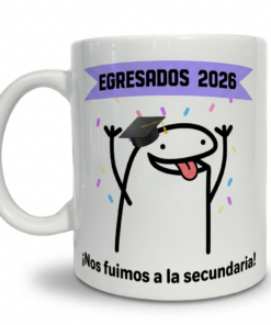 Taza de cerámica blanca con el personaje flork usando un birrete de graduación, la frase Egresados 2026 y el texto Nos fuimos a la secundaria.