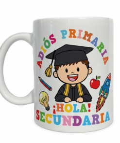 Taza blanca con dibujo a color de un niño graduado con birrete rodeado de la frase Adiós Primaria y Hola Secundaria en letras coloridas.