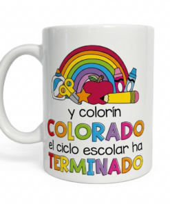Taza cerámica con un arcoiris, útiles escolares y la frase colorín colorado el ciclo escolar ha terminado con letras de colores.