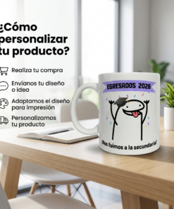 Infografía de pasos para personalizar productos junto a una taza de Egresados 2026 sobre un escritorio de madera con un cuaderno.