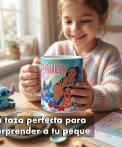Niña sonríe mientras sotiene una taza con el dibujo de lilo & stitch y su nombre grabado en la taza